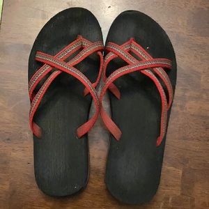Great condition off brand tevas!